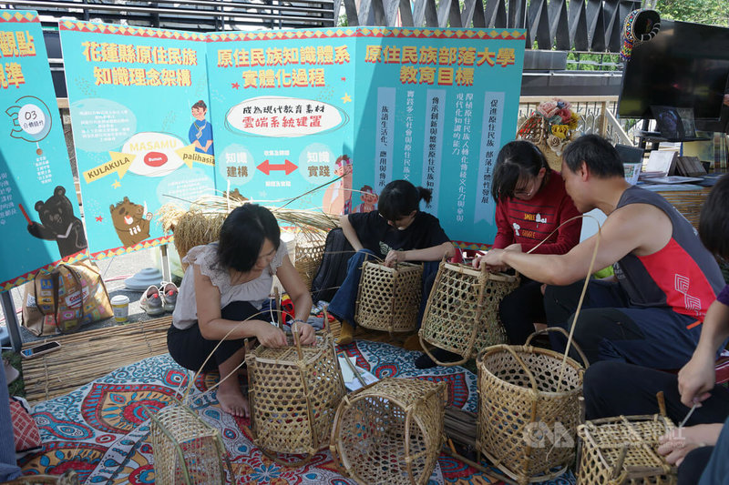 花蓮原住民族部落大學在縣內13鄉鎮市開設40門原民特色課程，包含語言課程、原民工藝等原民文化課程，由部落提出開課需求，其中藤編等工藝課程最熱門。中央社記者張祈攝  112年4月29日