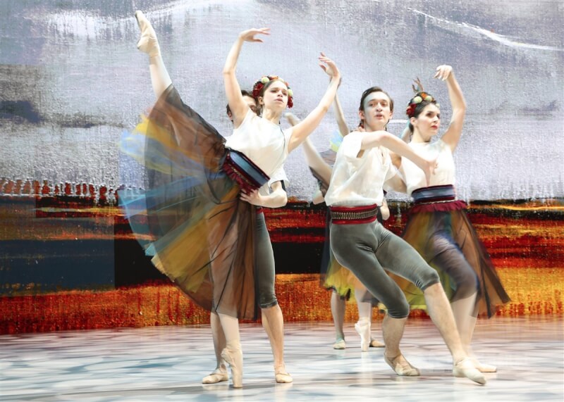 圖為烏克蘭聯合芭蕾舞團27日在彩排記者會中搶先演出「戰時輓歌」精彩片段。中央社記者張新偉攝 112年4月27日