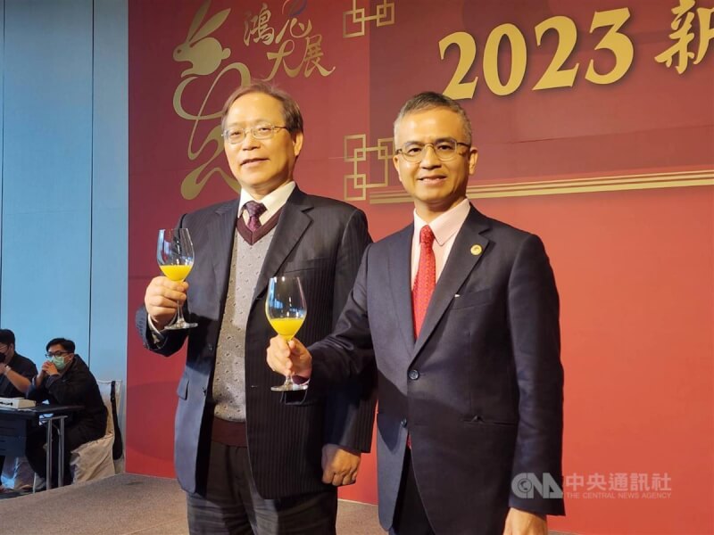 中華電信董事長謝繼茂（左起）、總經理郭水義今年2月在媒體春酒活動上合影。（中央社檔案照片）