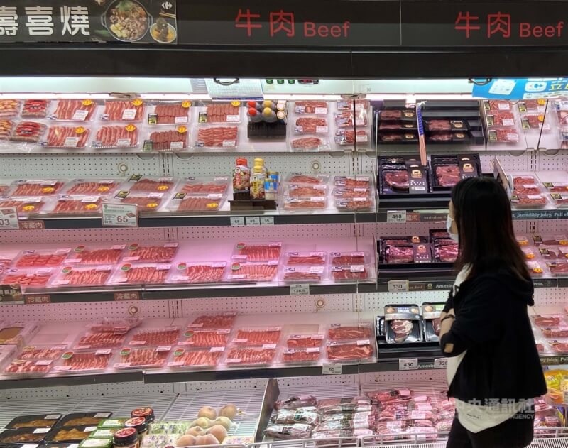 食藥署近日預告，將開放加拿大全牛齡牛肉進口。圖為民眾在高雄市鳳山區一間大賣場採買肉品。（中央社檔案照片）