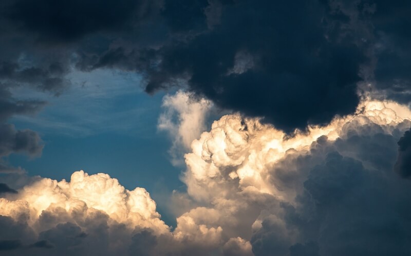 研究報告指出，抗藥性細菌能夠被風帶入高空雲層中，經由長途飛行環繞全球。（圖取自Pixabay圖庫）