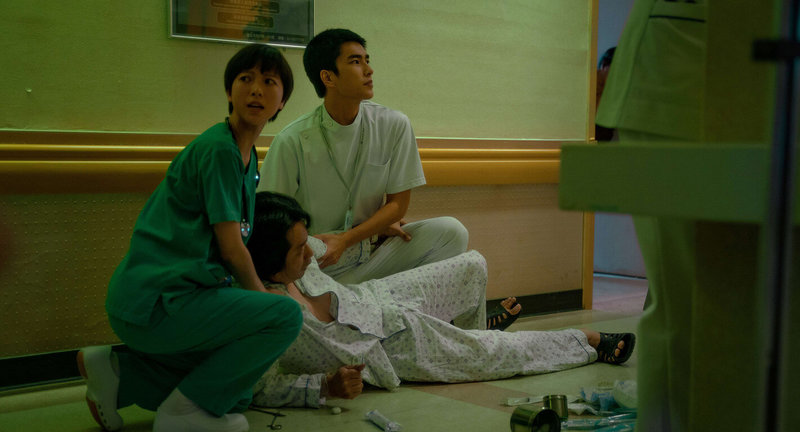 演員項婕如（左）跟曾敬驊（後右）在電影「疫起」中分別飾演年輕實習醫生及護理師，兩人受訪時回憶，電影拍攝時正好是台灣疫情嚴峻時刻，劇組又選在真實醫院內取景，格外有壓力。（CATCHPLAY提供）中央社記者王心妤傳真  112年4月29日