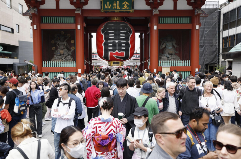 日本迎接後疫情時期的第一個黃金週長假，許多觀光客29日在東京淺草寺雷門前拍照。（共同社）