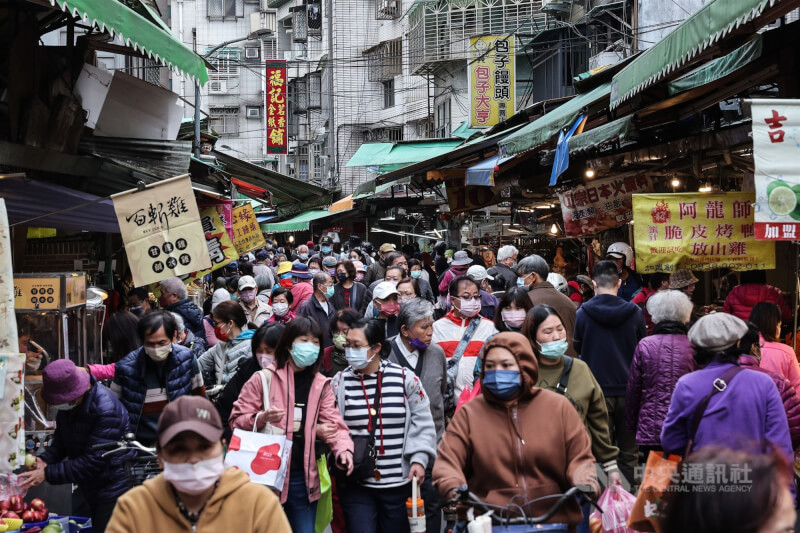 圖為民眾到台北市永春市場採買。（中央社檔案照片）