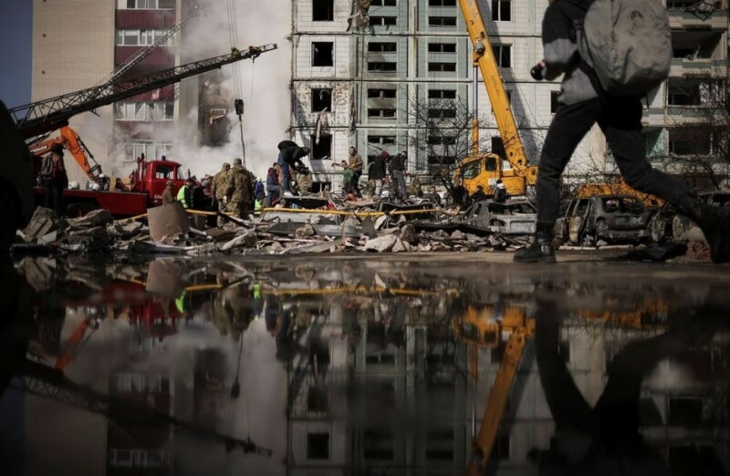 圖為烏克蘭烏曼市一棟大樓28日遭飛彈擊中嚴重受損。（路透社）