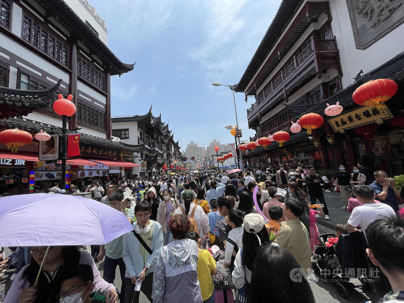 中國「五一」連假，各地出現出遊人潮，上海熱門景點豫園出現大量遊客，擠得水洩不通。中央社記者吳柏緯上海攝  112年4月30日