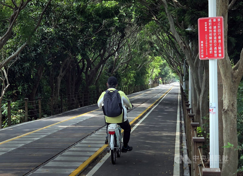 嘉義市嘉油鐵馬道是民眾經常造訪的熱門景點，但近期機車違規闖入情形增加，市府在路口設置禁止騎乘機車標誌，違者依道路交通管理處罰條例相關規定開罰。中央社記者黃國芳攝  112年4月30日