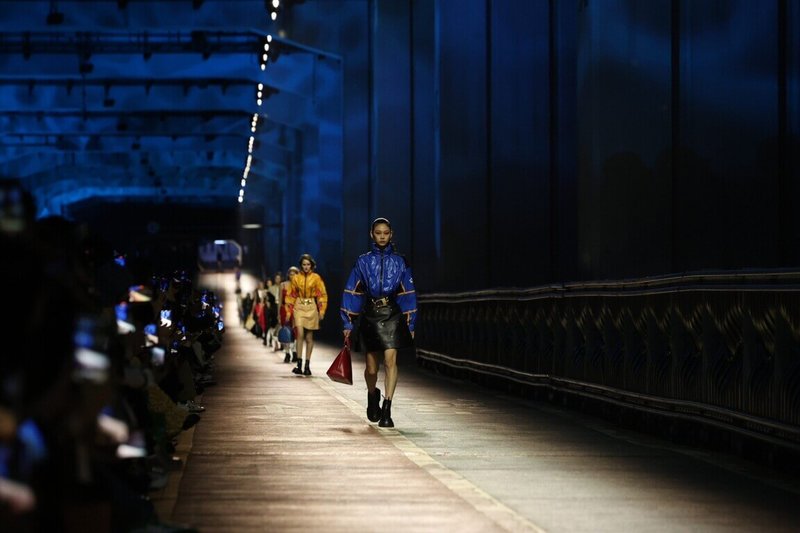 時尚名牌路易威登（Louis Vuitton）2023早秋系列時裝秀舞台29日在韓國首爾漢江地標潛水橋上登場。（路易威登提供） 中央社記者廖禹揚首爾傳真 112年4月30日