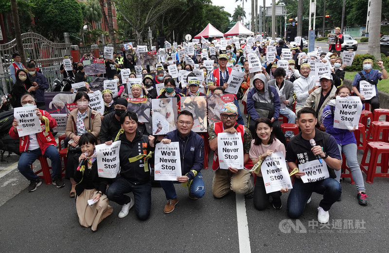 「動保修法 全民連署」行動團隊30日下午在立法院前舉辦支持動保法修法集會，藝人錦雯（前左起）、民眾黨台北市議員陳宥丞、國民黨台北市議員張斯綱及徐巧芯（前右2）、民眾黨新北市議員陳世軒（前右）等人到場響應。中央社記者鄭傑文攝  112年4月30日