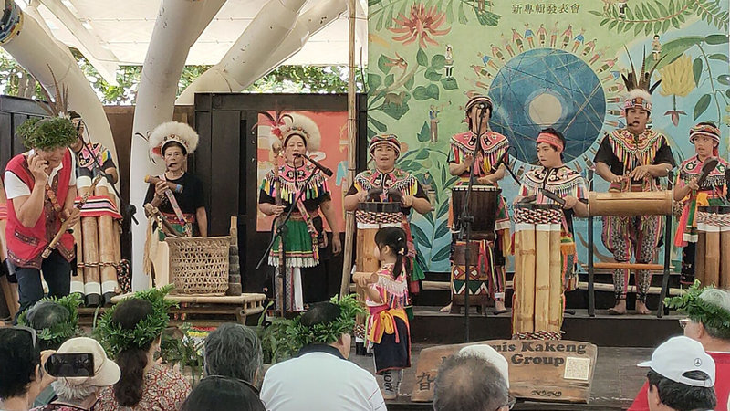 台東知名音樂團體「Amis旮亙樂團」不斷傳唱阿美族樂曲，今年推出以阿美族傳統器樂和母語歌謠的新專輯「牽源」，並主辦阿美族樂器展「牽源特展–阿美族樂器故事」，29日已熱鬧開幕。（東部海岸國家風景區管理處提供）中央社記者李先鳳傳真  112年4月30日