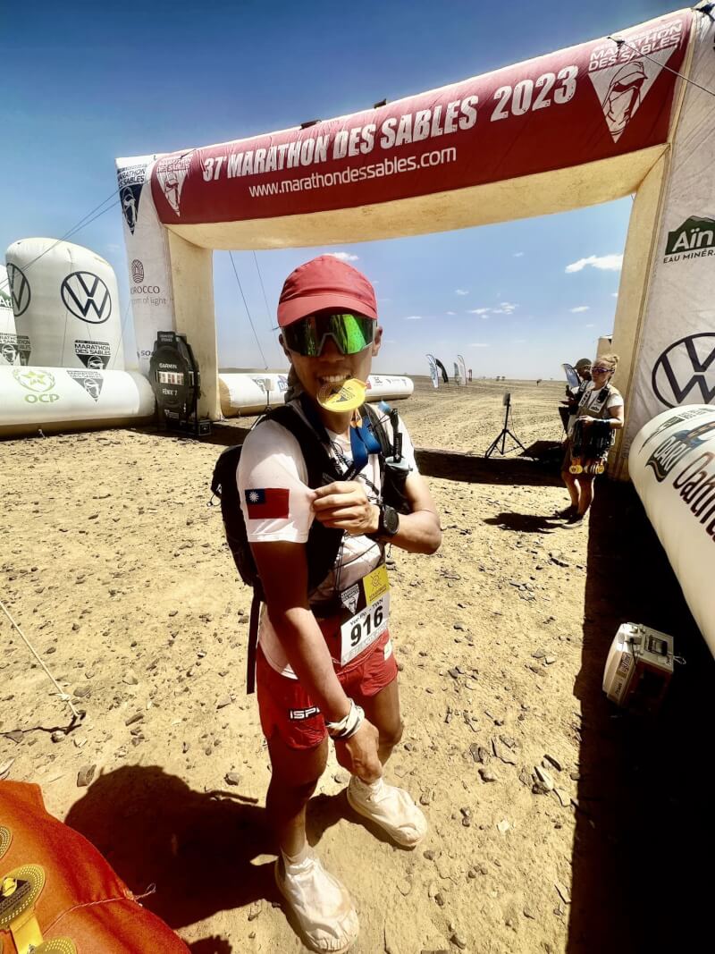 陳彥博30日順利以排名第41，跑完摩洛哥撒哈拉沙漠250公里超馬賽。（圖取自facebook.com/tommychen0610）