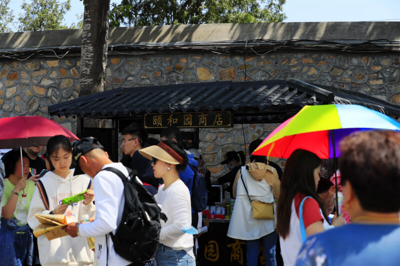圖為中國五一連假第二天，北京頤和園湧入民眾。（中新社）