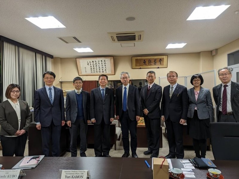 台灣師範大學理學院與日本大阪大學理學院簽訂博士雙聯學位協議書，未來台師大理學院博士生最短3年可同時取得台師大與大阪大學的博士學位。（台師大提供）中央社記者許秩維傳真  112年5月1日