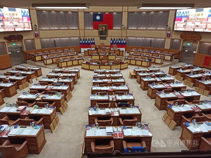 新北市議會1日勞動節進行施政總質詢，國民黨團改採書面質詢，民進黨團抨放空城。中央社記者王鴻國攝 112年5 月1日