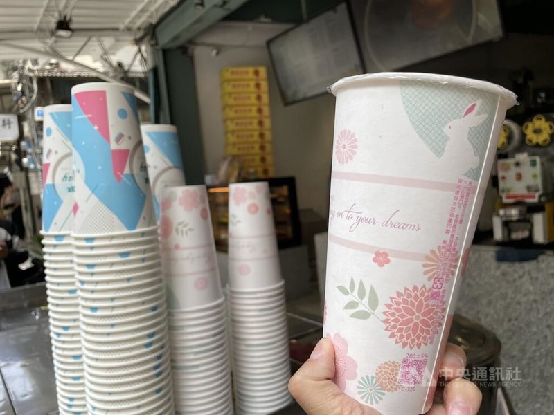 圖為新北市三重區一家飲料店，店家使用紙杯代替塑膠杯。（中央社檔案照片）