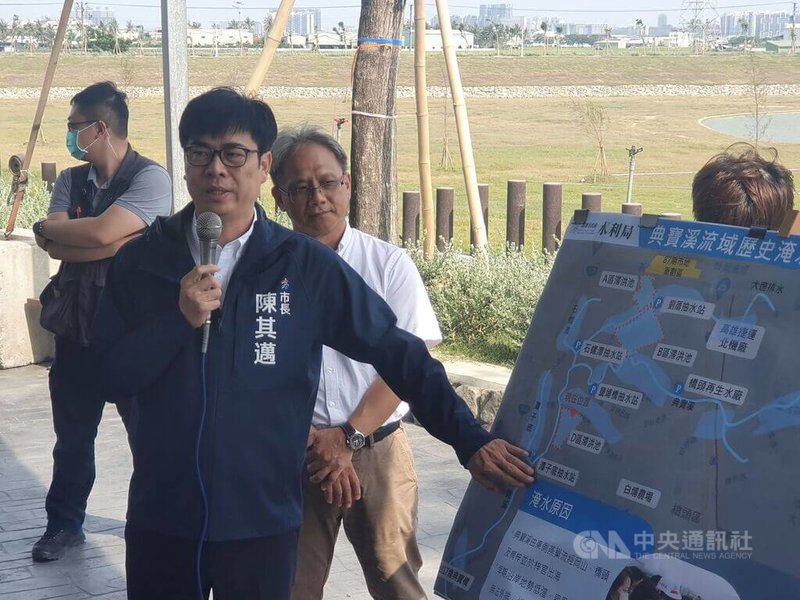 高雄典寶溪沿岸橋頭及梓官一帶，遇強降雨易淹水，市府辦理典寶溪D區滯洪池工程以提升防洪能力，近期完工，高雄市長陳其邁（前）1日前往視察。中央社記者蔡孟妤攝112年5月1日