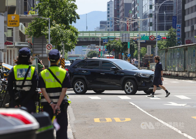 圖為台北市警察局交通警察大隊加強取締路口不停讓行人的違規行為。（中央社檔案照片）