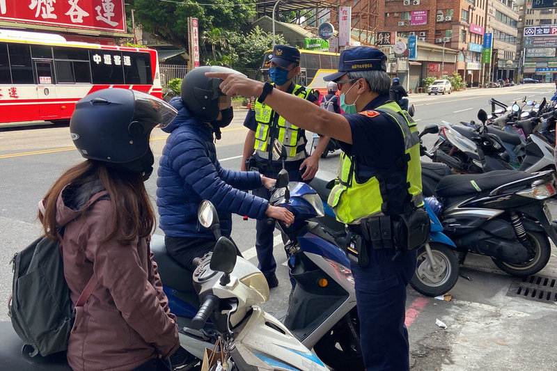 桃園市警察局交通警察大隊表示，警方1日起全國同步執行路口不停讓行人，以及路口未依標誌、標線、號誌停車再開、人行道違規停車、違規臨時停車與道路障礙4項交通違規大執法。（桃園市警察局交通警察大隊提供）中央社記者吳睿騏桃園傳真 112年5月1日