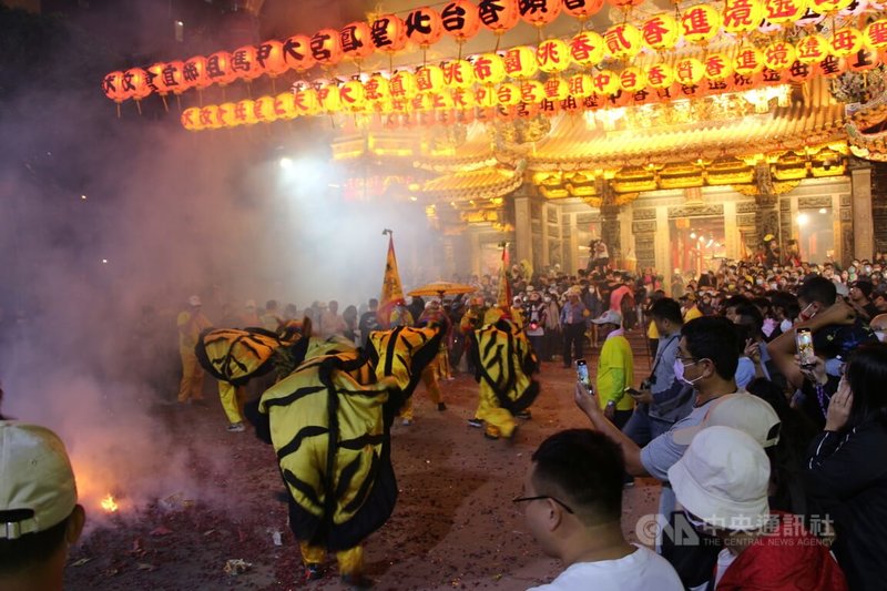 大甲媽祖鑾轎1日凌晨回鑾鎮瀾宮安座，入夜後廟前廣場聚集信眾，許多團體也到場依序進香。中央社記者蘇木春攝  112年5月1日