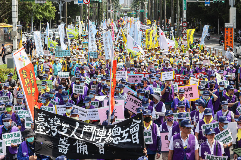 五一行動聯盟1日下午舉行「八年全執政、勞工算總帳！」勞動節遊行，遊行隊伍自總統府前的凱達格蘭大道出發，一路前往民進黨中央黨部，捍衛勞動權益。中央社記者鄭清元攝 112年5月1日