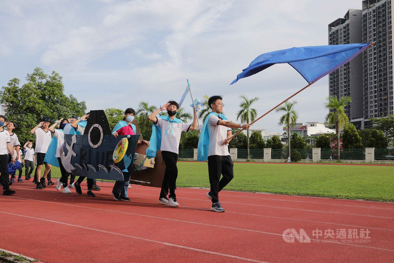 馬來西亞吉隆坡臺灣學校1日舉行創校32週年校慶運動會，圖為學生分列式進場。中央社記者黃自強吉隆坡攝  112年5月1日