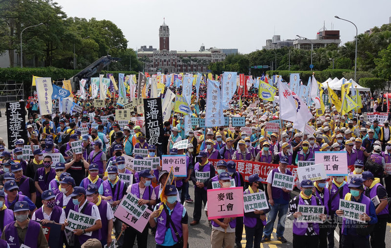 2023五一行動聯盟「八年全執政、勞工算總帳！」勞動節遊行1日下午登場，隊伍從總統府前凱達格蘭大道集結出發。中央社記者鄭傑文攝 112年5月1日