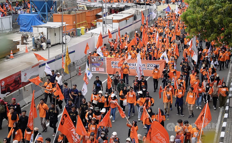印尼工會1日發起五一勞動節遊行，上千人走上雅加達街頭捍衛勞工權利。中央社記者李宗憲雅加達攝 112年5月1日