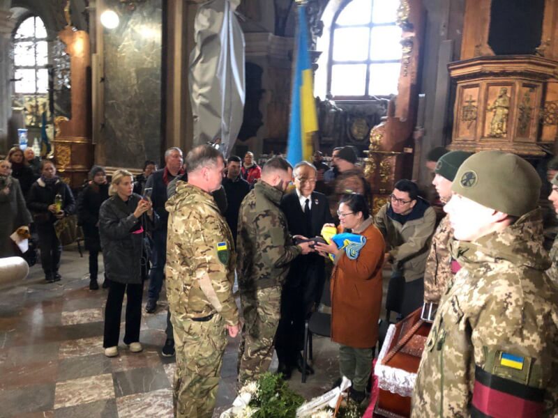 曾聖光戰死烏克蘭，烏國軍方14日舉辦追思儀式，軍方代表向曾聖光致敬。（圖取自facebook.com/mofa.gov.tw）