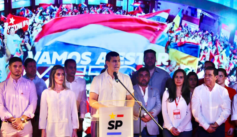 巴拉圭舉行總統選舉，執政黨國家共和聯盟總統候選人潘尼亞（前中）篤定當選。（圖取自twitter.com/SantiPenap）