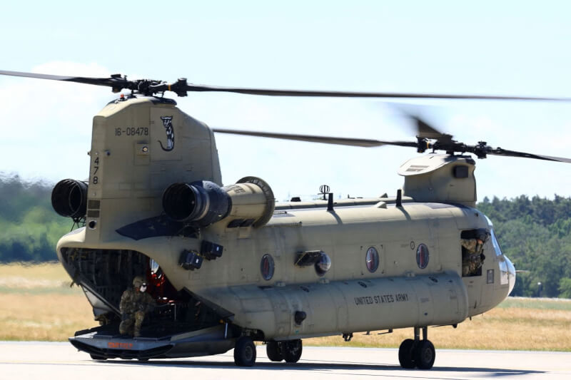 圖為美國特戰航空團演練空降的契努克式直升機同型機種。（路透社）