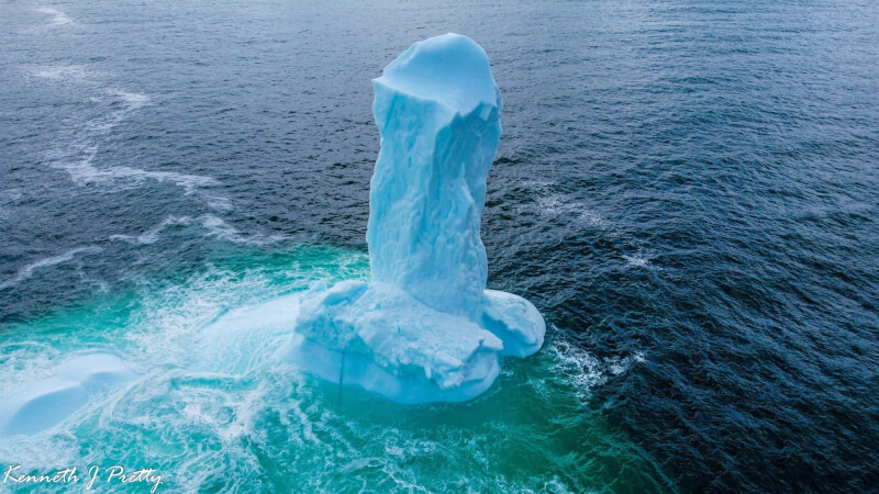 加拿大紐芬蘭居民皮瑞提日前拍到狀似男性生殖器的冰山。（圖取自facebook.com/kjpretty）