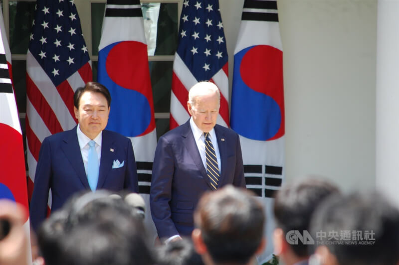 圖為美國總統拜登（右）與南韓總統尹錫悅（左）發表聯合聲明。（中央社檔案照片）