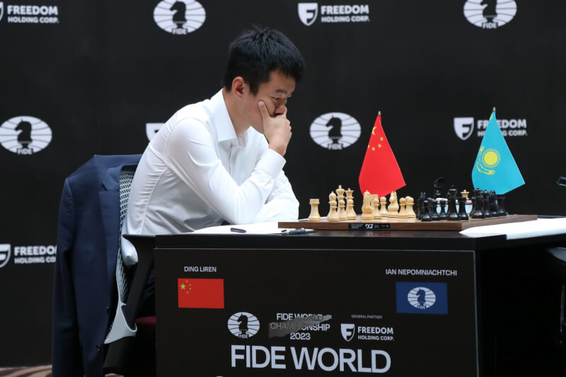 中國西洋棋好手丁立人（圖）在2023年西洋棋世界冠軍賽的快棋加賽，擊敗俄羅斯強敵涅波姆尼亞奇，成為中國首位世界西洋棋王。（中新社）