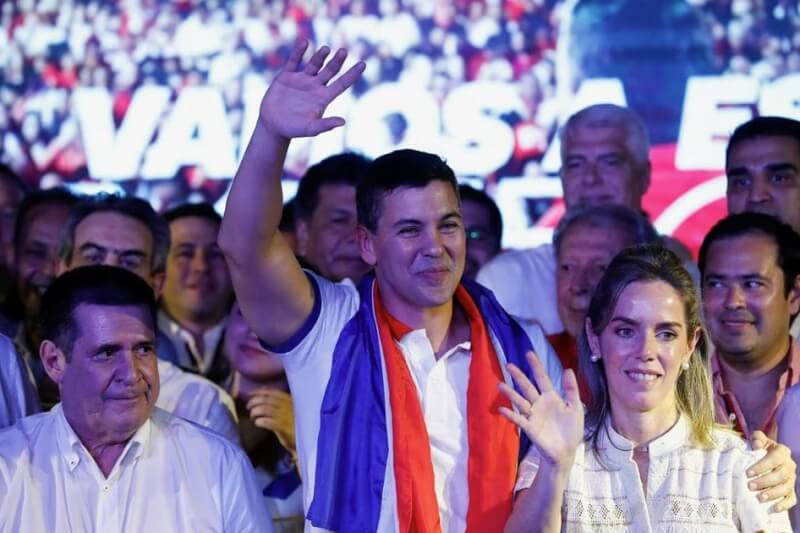 巴拉圭總統大選在開出96%選票後，執政黨候選人潘尼亞（前中）領先對手近16個百分點，篤定勝選。（路透社）