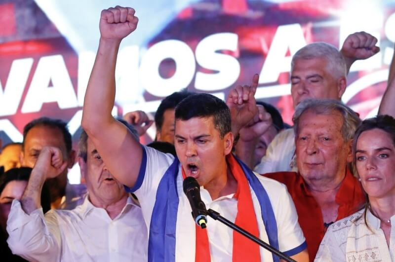 巴拉圭執政黨紅黨候選人潘尼亞（前中）當選總統，鞏固了右翼勢力。（路透社）