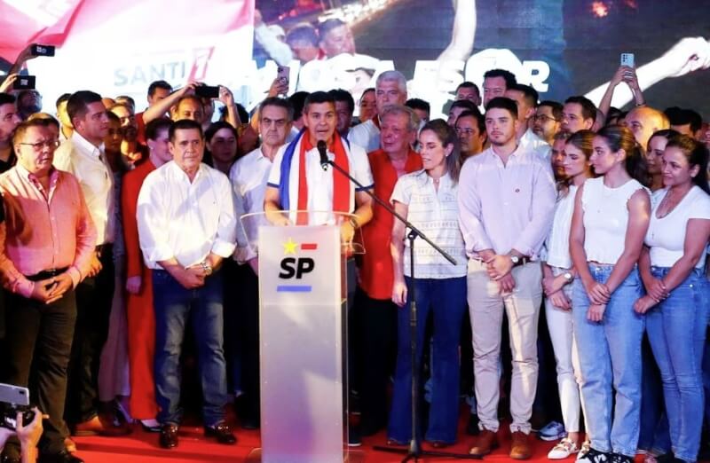 巴拉圭總統大選在開出96%選票後，執政黨候選人潘尼亞（前左3）領先對手近16個百分點，篤定勝選。（路透社）