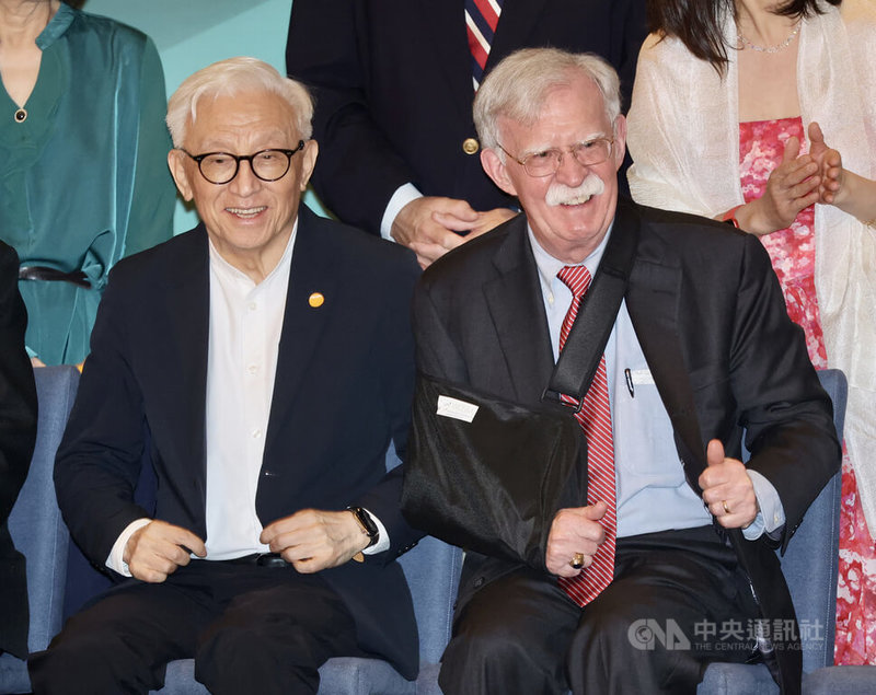 台灣人公共事務會（FAPA）40週年慶祝晚會1日在台北舉行，美國前白宮國安顧問波頓（John Bolton）（右）、聯電前董事長曹興誠（左）出席慶祝晚會。中央社記者張皓安攝 112年5月1日