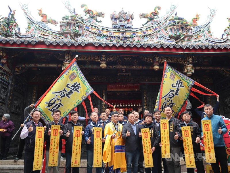 台中市豐原區慈濟宮傳出疑遭掏空，林姓女出納人員利用廟方舉辦活動時，涉嫌侵占公款，廟方清點短缺金額約新台幣320萬，將提告業務侵占，林女已自首。圖為日前廟方舉辦遶境活動。中央社記者趙麗妍攝  112年5月2日