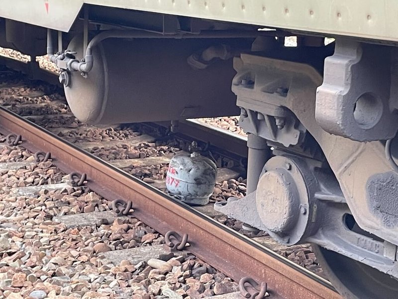 台鐵272次自強號2日清晨行經竹南段，撞擊不明物，經停車查看發現列車下方竟有小瓦斯桶。（民眾提供）中央社記者管瑞平傳真 112年5月2日