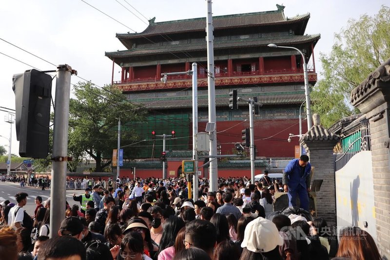 今年五一假期間，鼓樓外的人潮。中央社記者呂佳蓉北京攝 112年5月2日