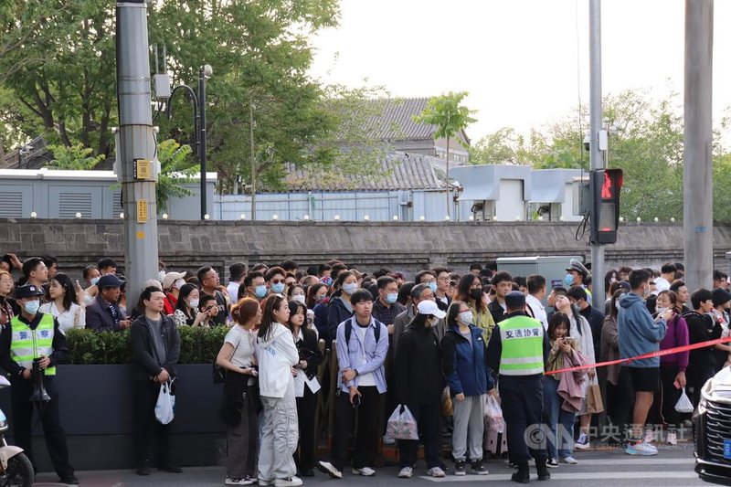 今年五一假期間，北京熱門景區外過馬路的人潮，警方還需要拉一紅線。中央社記者呂佳蓉北京攝 112年5月2日