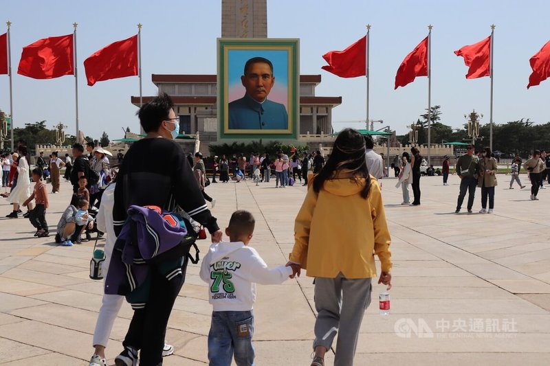 今年中國五一假期期間，有許多家庭旅遊的遊客。中央社記者呂佳蓉北京攝  112年5月2日