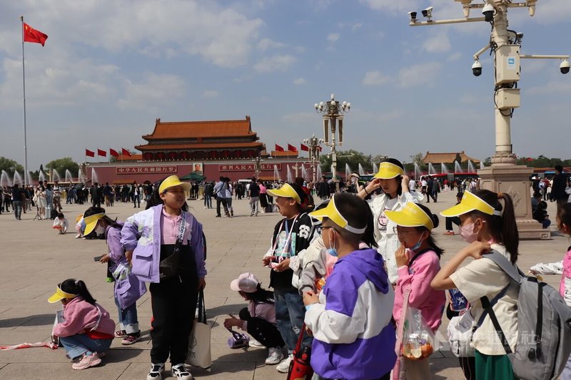 今年中國五一假期期間，小學生集體旅遊。中央社記者呂佳蓉北京攝  112年5月2日