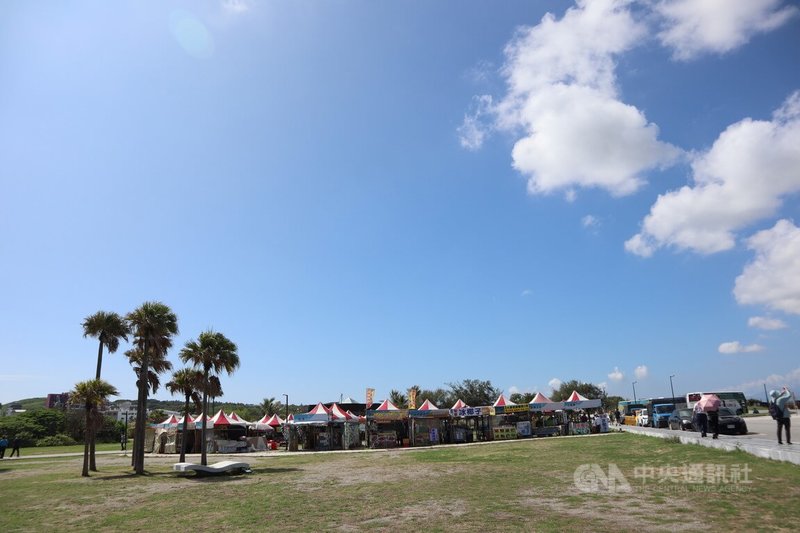 花蓮知名景點七星潭為縣級風景區，遊客人數眾多，但依據「發展觀光條例」第63條規定此區不能設攤。圖為通過申請的合法市集。中央社記者李先鳳攝 112年5月2日