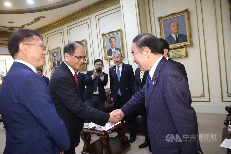 立法院長游錫堃（左2）2日下午在立法院接見日本自民黨副幹事長坂本哲志眾議員（右）訪團一行，兩人握手致意。中央社記者吳家昇攝 112年5月2日