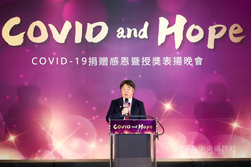 國內COVID-19（2019冠狀病毒疾病）疫情穩定下降，政府2日舉辦捐贈感恩暨授獎表揚晚會，疫情指揮中心前指揮官王必勝致詞說，3年防疫漫長卻光榮，在國家需要的時候，替國家服務、站出來，台灣沒有極權專制，用民主完成防疫，雖然不能完全消滅病毒，但把傷害降到最小，「報告總統、院長，我們完成任務了。」中央社記者王騰毅攝  112年5月2日