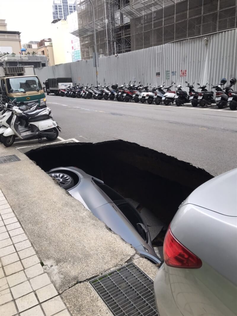 竹北市「豐采520」建案鄰近莊敬六街道路4月27日坍塌，一輛停放路邊的轎車直接掉落大坑洞。（民眾提供）