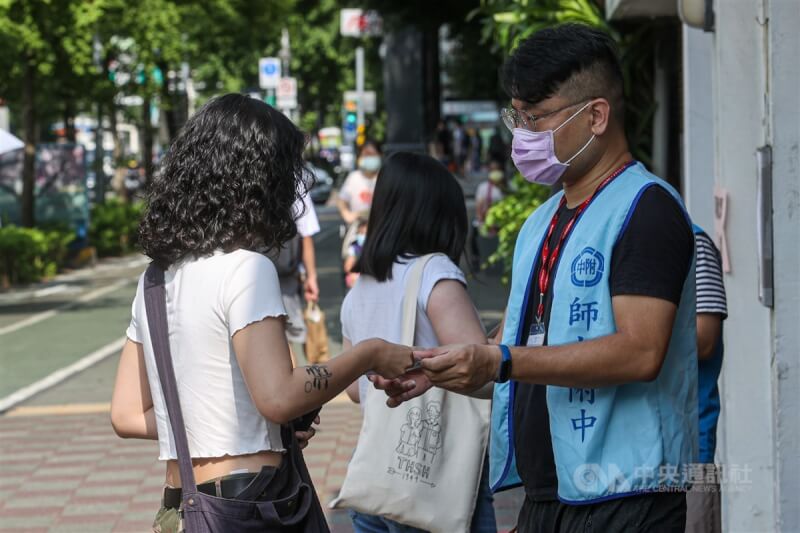 圖為去年7月考生進入考場。（中央社檔案照片）