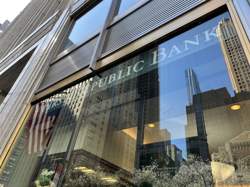 美國第一共和銀行存款銳減、股價探底，1日遭主管機關接管，由摩根大通集團收購，成為美國史上第2大銀行倒閉案。圖為曼哈頓中城一家分行外觀。中央社記者尹俊傑紐約攝 112年5月2日