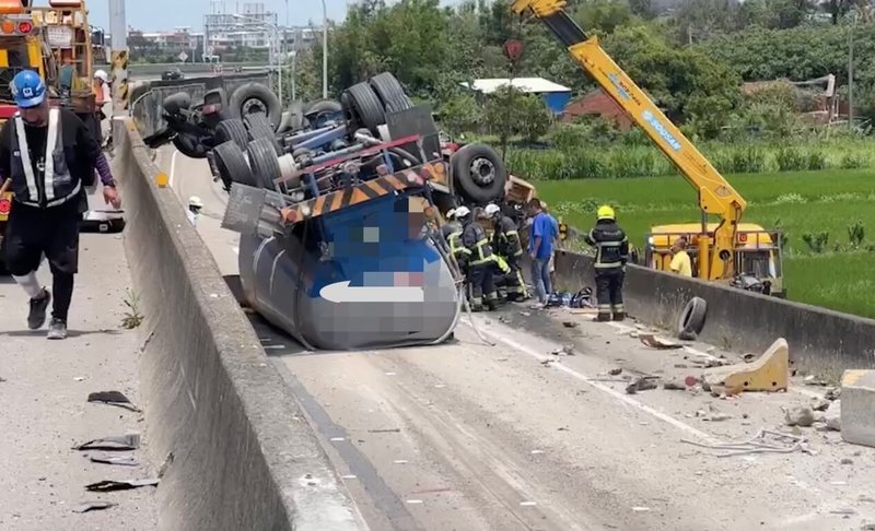 台61線西濱快速道路苗栗縣後龍路段2日中午發生混凝土車翻落下方落差約2公尺的機車道意外，駕駛受困車內，經消防隊協助脫困，送醫救治。（民眾提供）中央社記者管瑞平傳真  112年5月2日